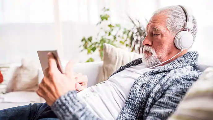 Homme regardant une tablette