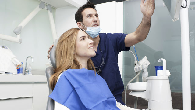 Dentiste avec son patient