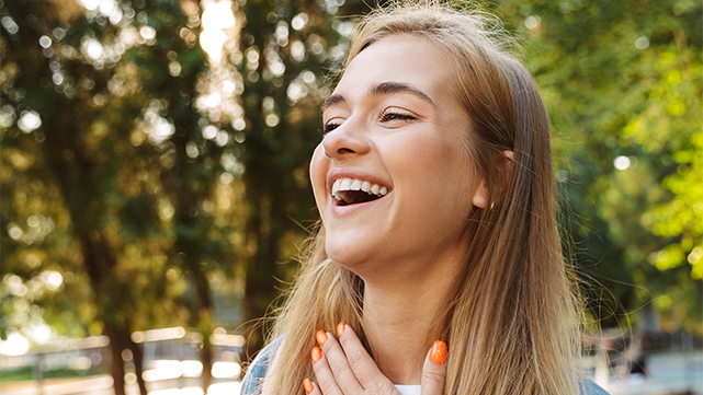 Comment sourire sur les photos pour un résultat naturel